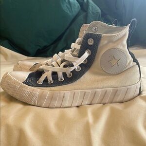 Converse cons Women’s size 8.5 High-Top Sneakers excellent used condition